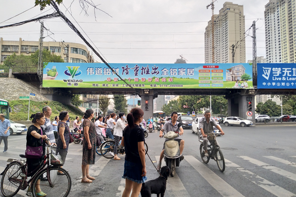 解放路鐵路一橋涵洞橫跨廣告牌-拷貝.jpg